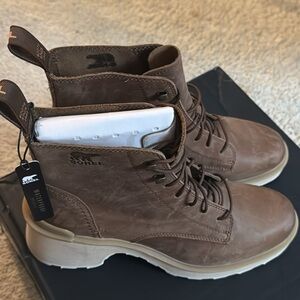 Sorel Women’s Leather lace up Boot